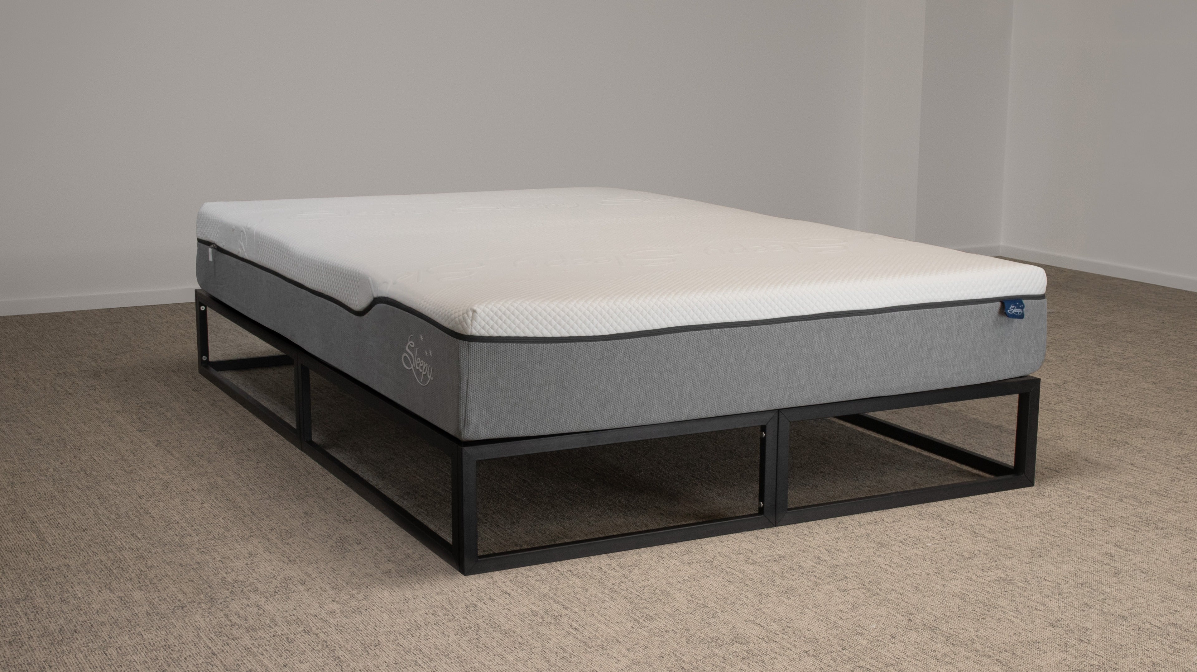 Sleepy Studio metalen bedkader met Sleepy Hybrid matras