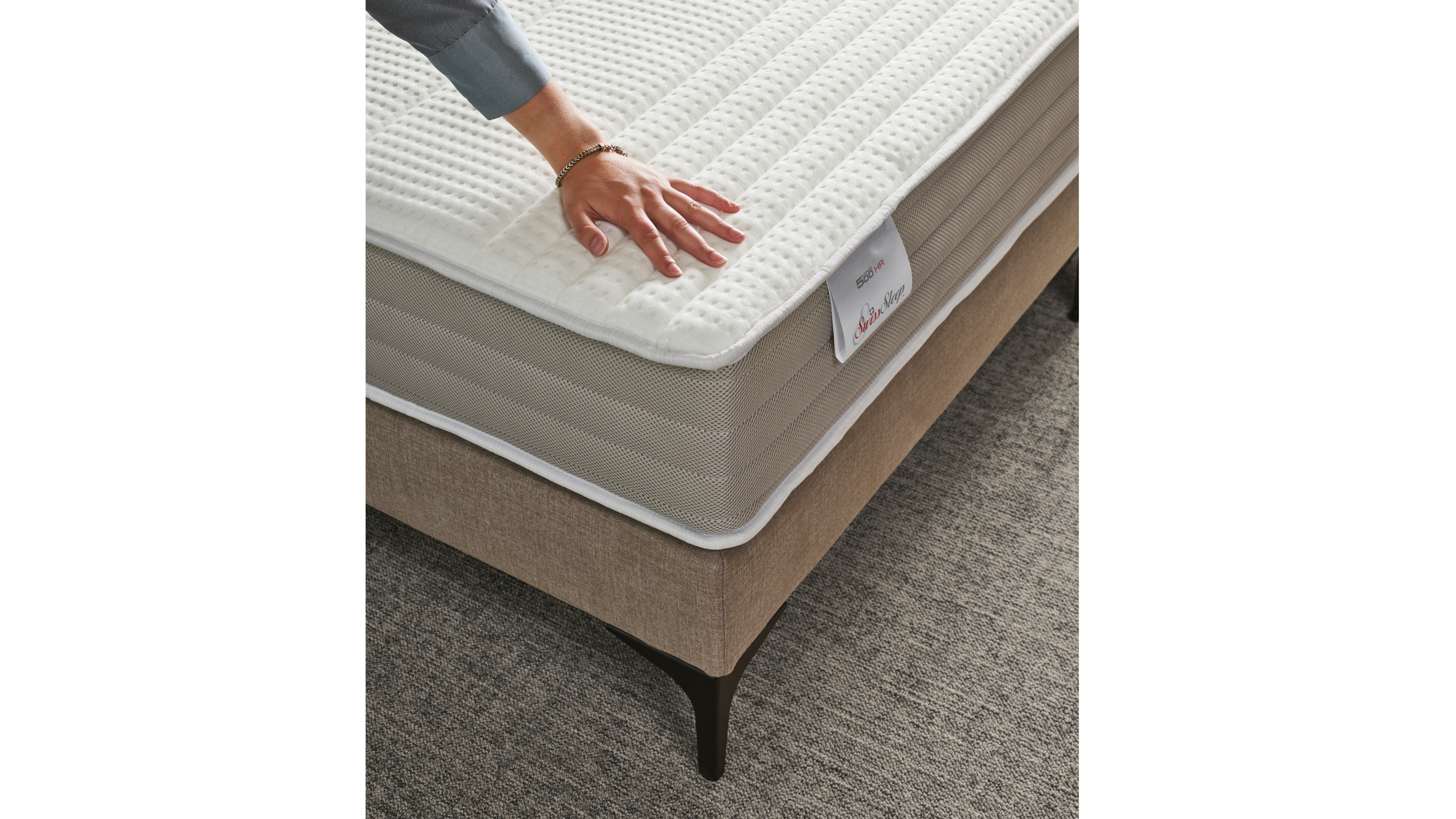 SwissSleep Platinum 500 matras - detail - hand op bed
